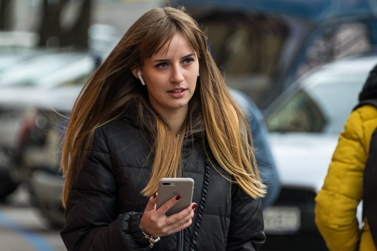 Здорово, когда можно надеть наушники или снять очки и не здороваться с тем человеком, с которым не хочешь