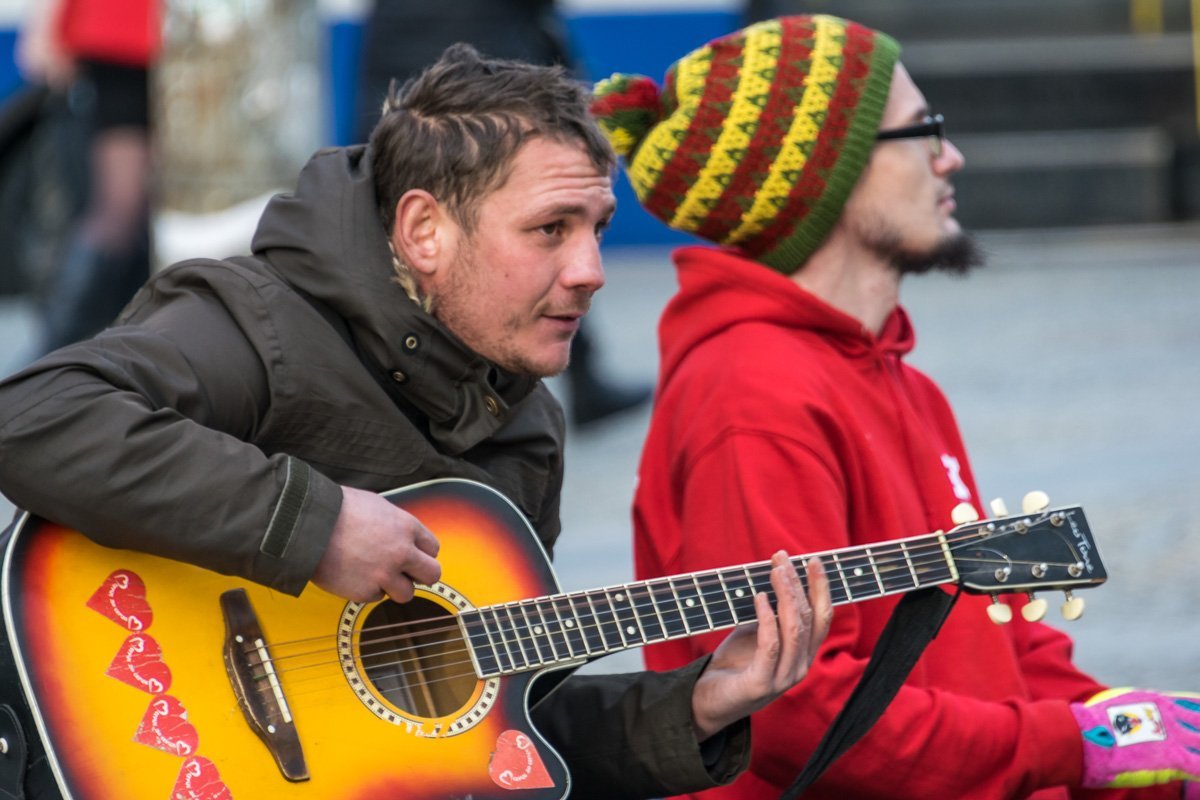 На мне зеленый, желтый, красный. Эй, ман, походу я - раста