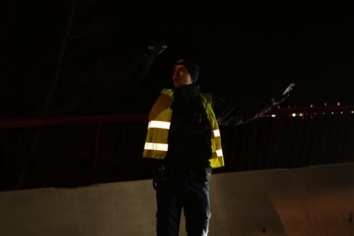 Движение регулируют патрульные Движение регулируют патрульные