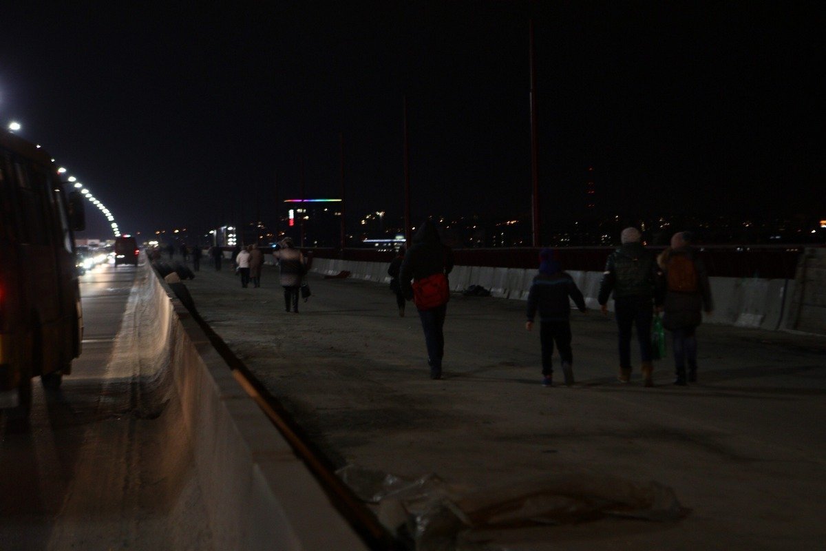 Люди идут через мост пешком Люди идут через мост пешком