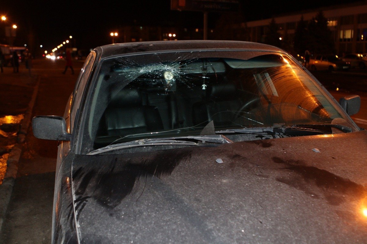 Водитель BMW не заметил женщину