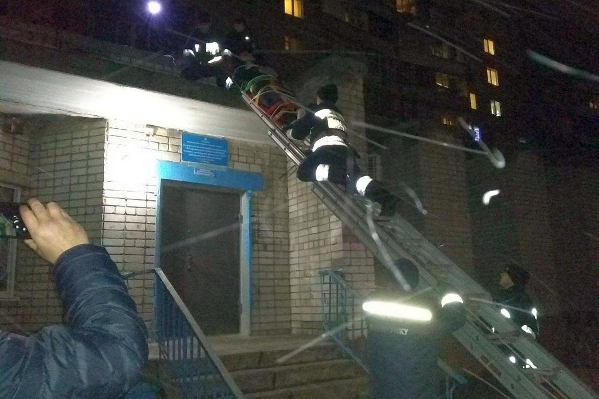 Пострадавшего доставали с козырька на носилках Пострадавшего доставали с козырька на носилках