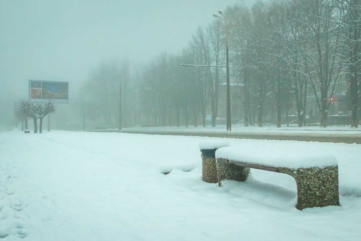 Подлый снег скрывает под собой мокрую жижу