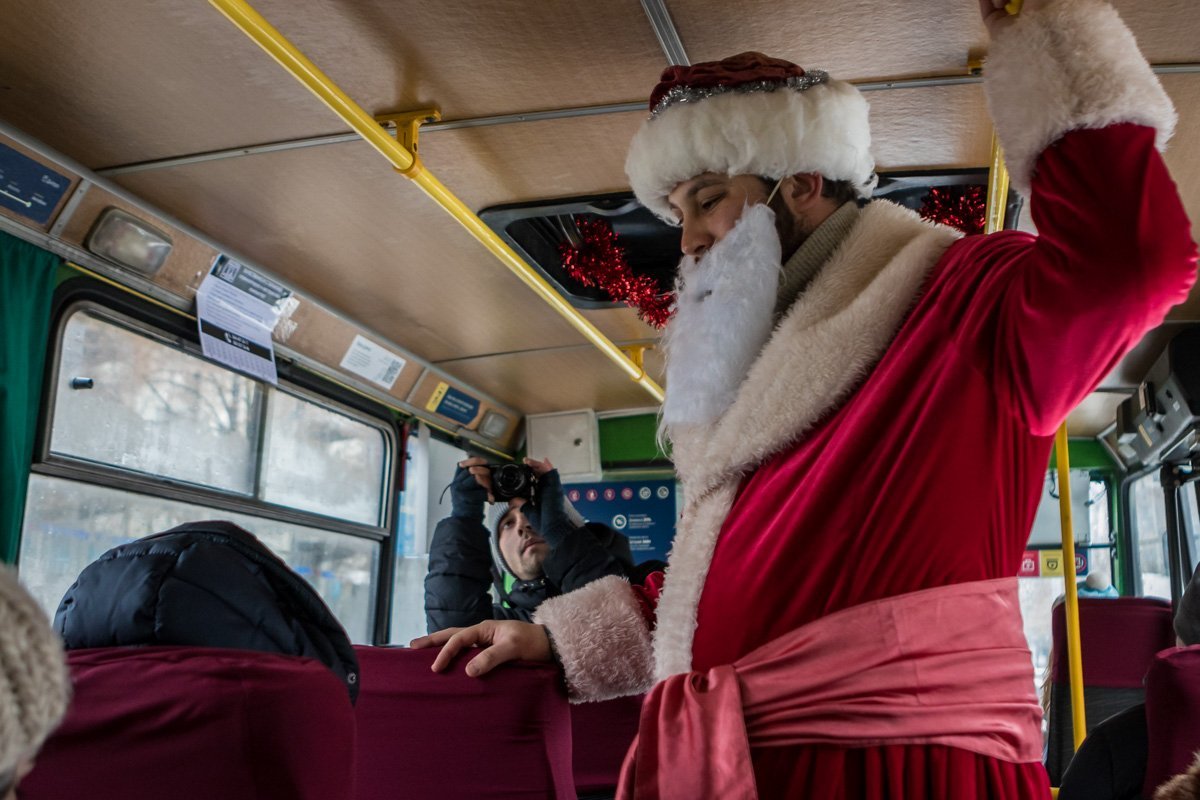 В Днепре Дед Мороз раздает подарки детям в маршрутке В Днепре Дед Мороз раздает подарки детям в маршрутке