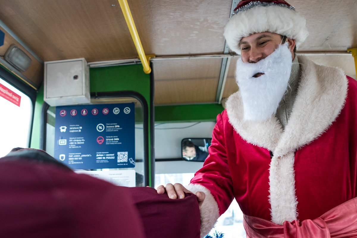 Акция щедрости и предновогоднего волшебства будет длиться целый день на маршруте № 113 Акция щедрости и предновогоднего волшебства будет длиться целый день на маршруте № 113
