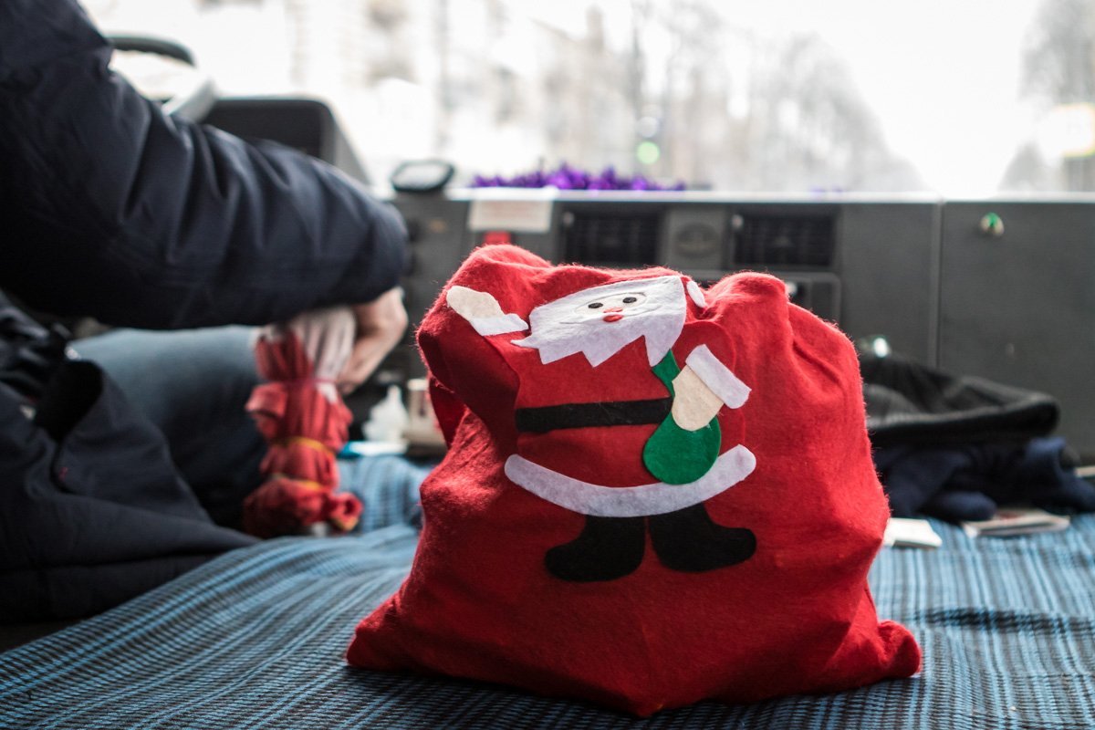 Берите детей и торопитесь покататься на "волшебном" автобусе, где вас будет ждать Дедушка Мороз с презентом Берите детей и торопитесь покататься на "волшебном" автобусе, где вас будет ждать Дедушка Мороз с презентом