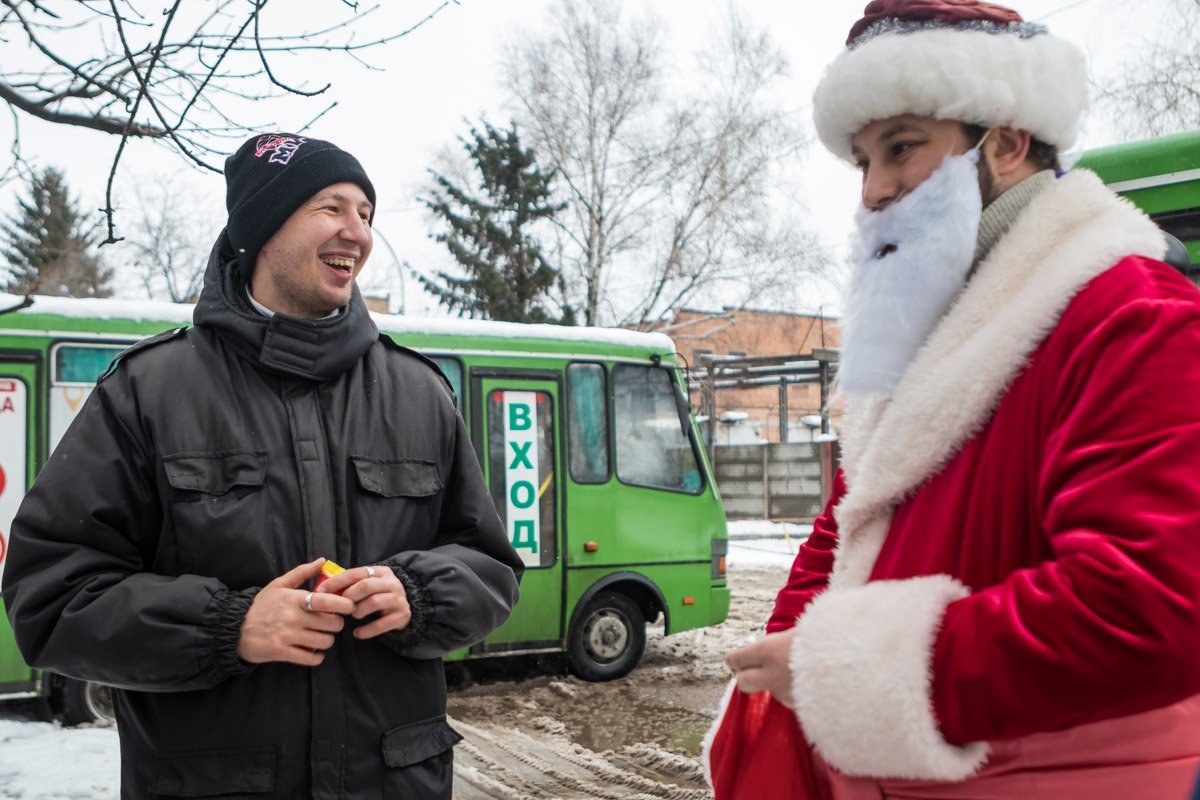 Сегодня на маршруте вас ждет приятный сюрприз - Дед Мороз и Снегурочка, которые раздают детям подарки Сегодня на маршруте вас ждет приятный сюрприз - Дед Мороз и Снегурочка, которые раздают детям подарки