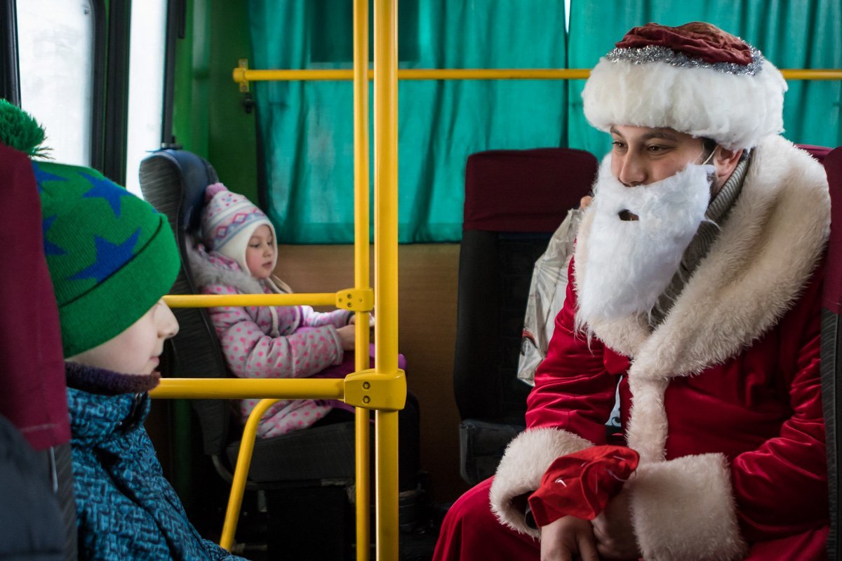 Новогодние волшебники радостно встречают детей и заводят с ними диалог Новогодние волшебники радостно встречают детей и заводят с ними диалог