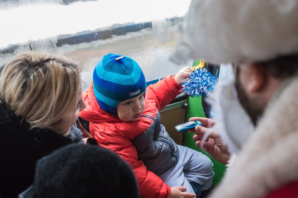 Дедушка Мороз каждому подарит приятный презент Дедушка Мороз каждому подарит приятный презент