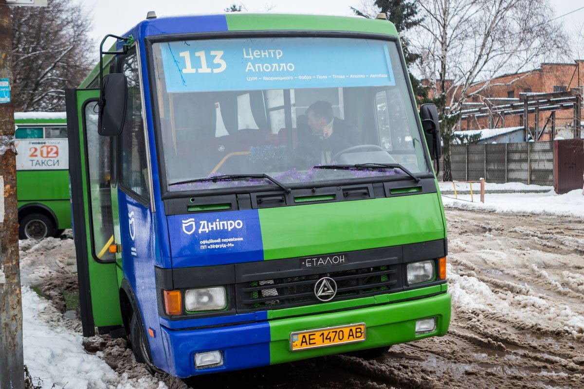 Спереди автобуса, на котором ездит сегодня Дед Мороз, большая синяя наклейка Спереди автобуса, на котором ездит сегодня Дед Мороз, большая синяя наклейка