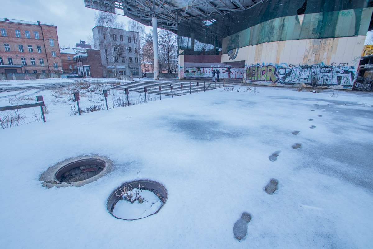 Фантомные следы у заброшенного здания Фантомные следы у заброшенного здания
