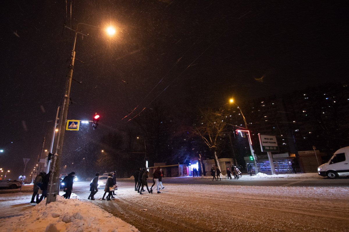 Весь день срывался шквальный ветер, а дороги превратились в каток Весь день срывался шквальный ветер, а дороги превратились в каток