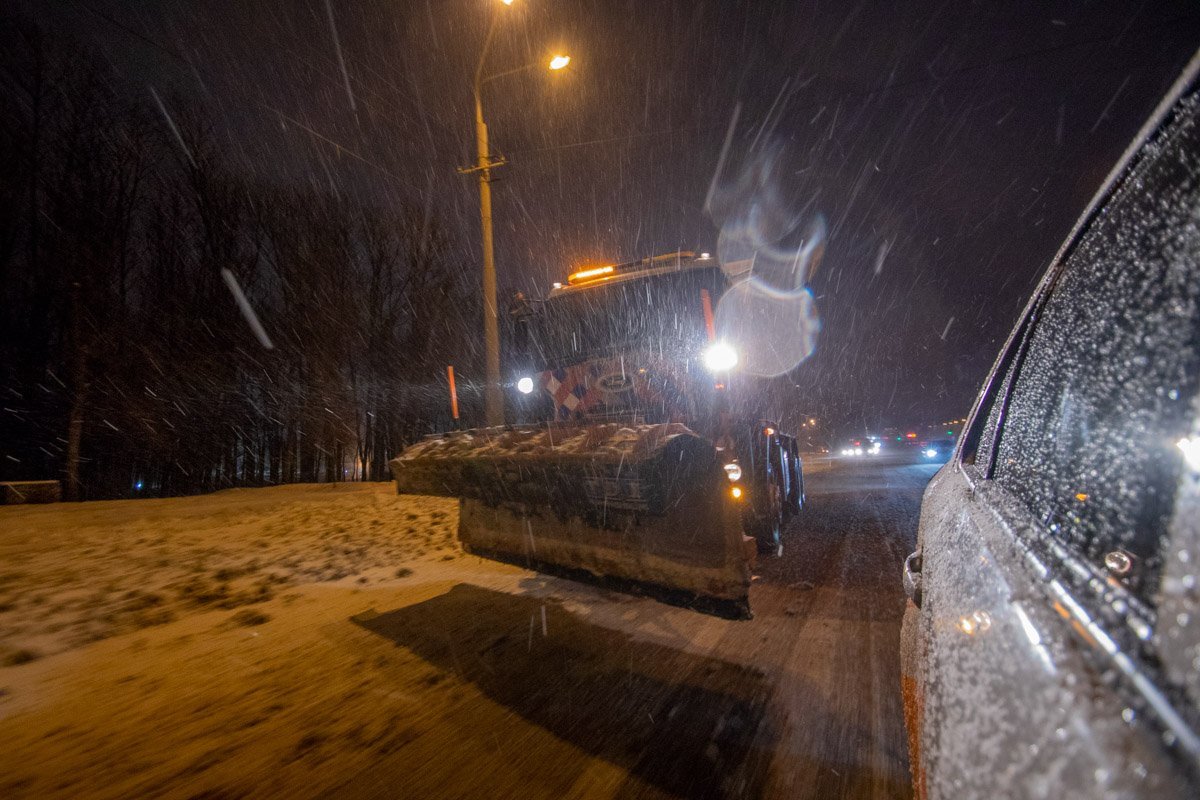 По всему городу уже работают снегоуборочные машины По всему городу уже работают снегоуборочные машины