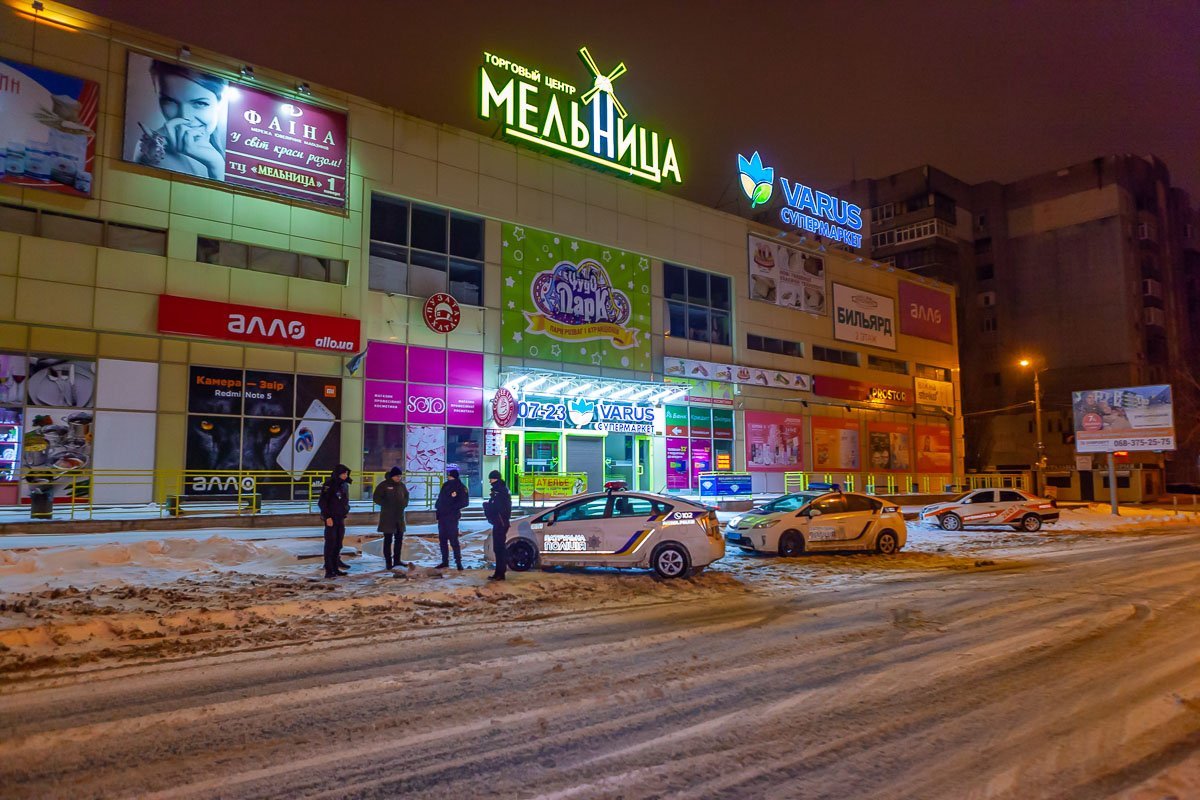 Мужчина спрятался в люке