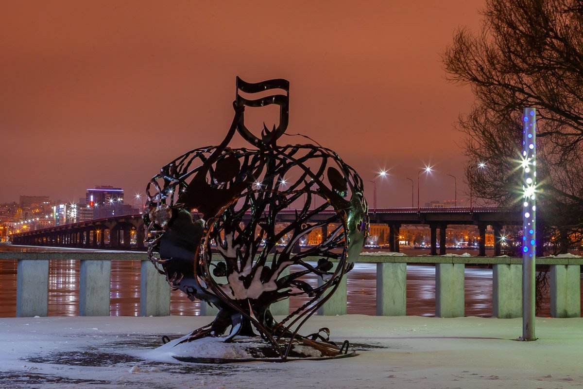 Стоит и радует Стоит и радует