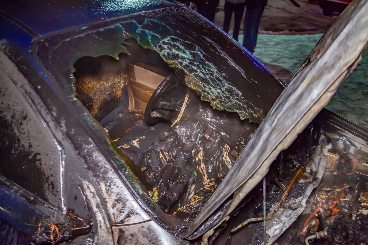 Сгорела передняя часть автомобиля