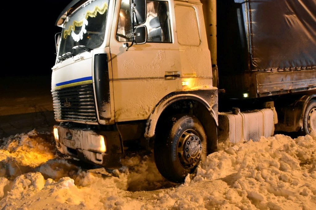 На трассах большегрузы то и дело слетали в кювет