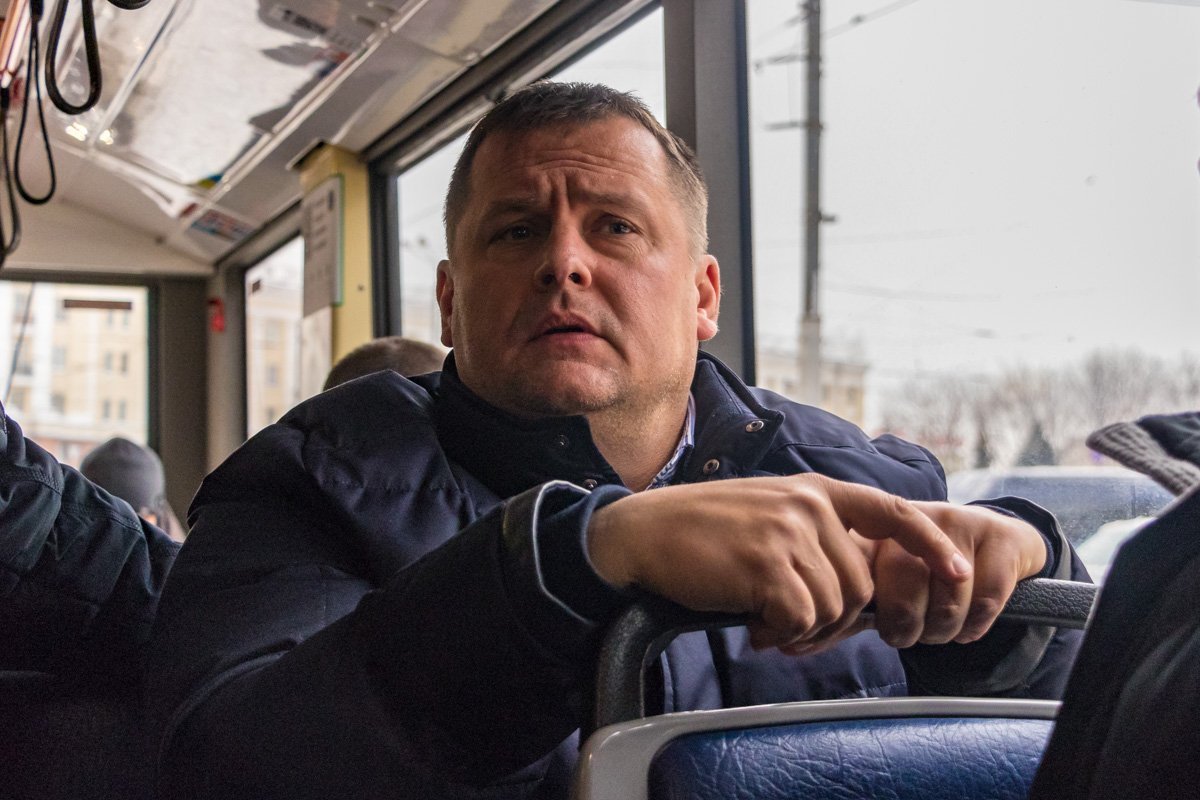 Либо задумчивый, либо серьезный - с другим выражением лица в троллейбусе не проедешь