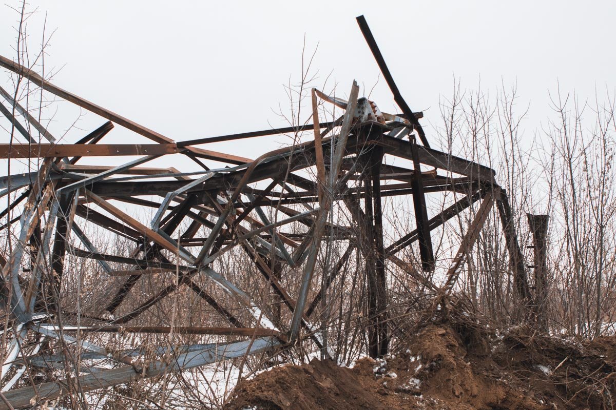 Электроопора упала на территорию кладбища