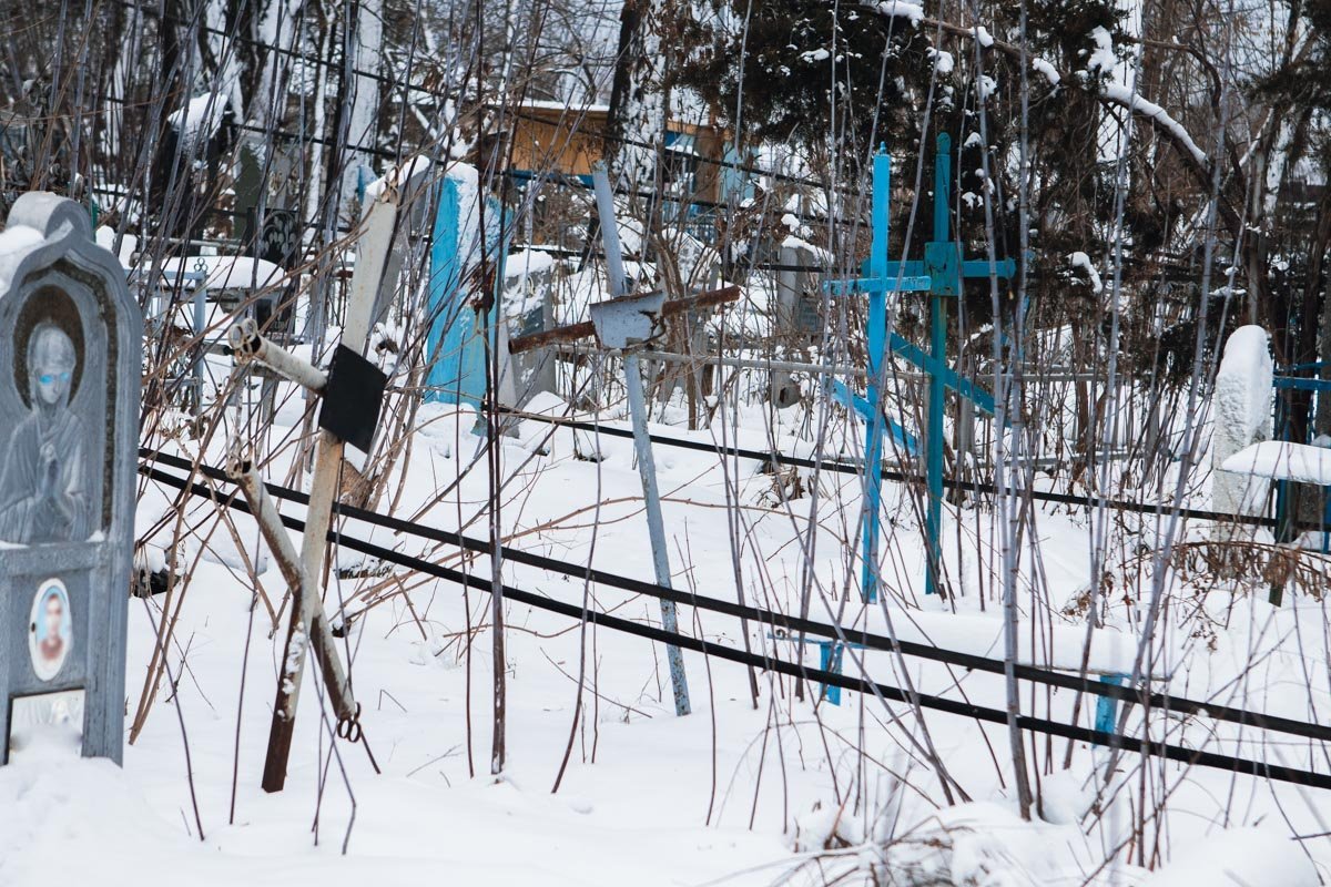 Упавшая опора повредила несколько памятников