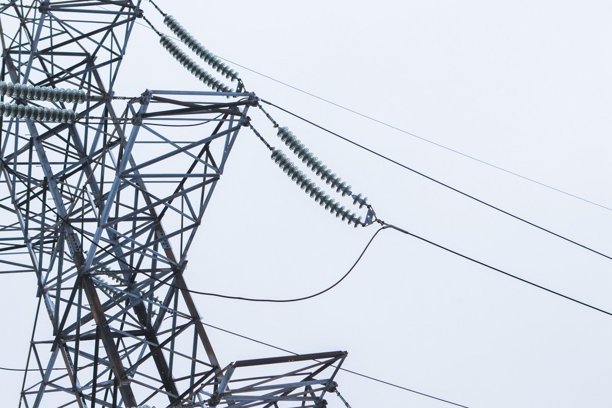 Провода соседней опоры повисли