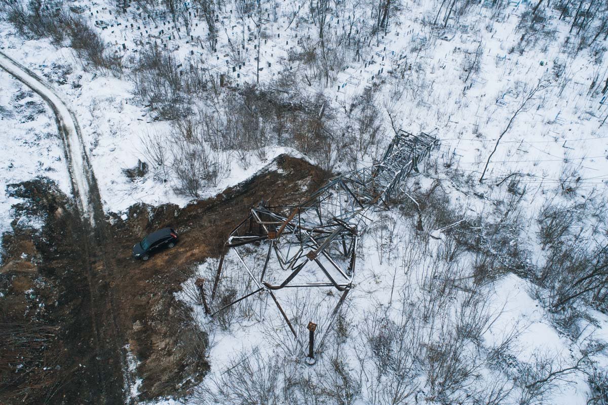 Жители района говорят, что не слышали, как упала электроопора 