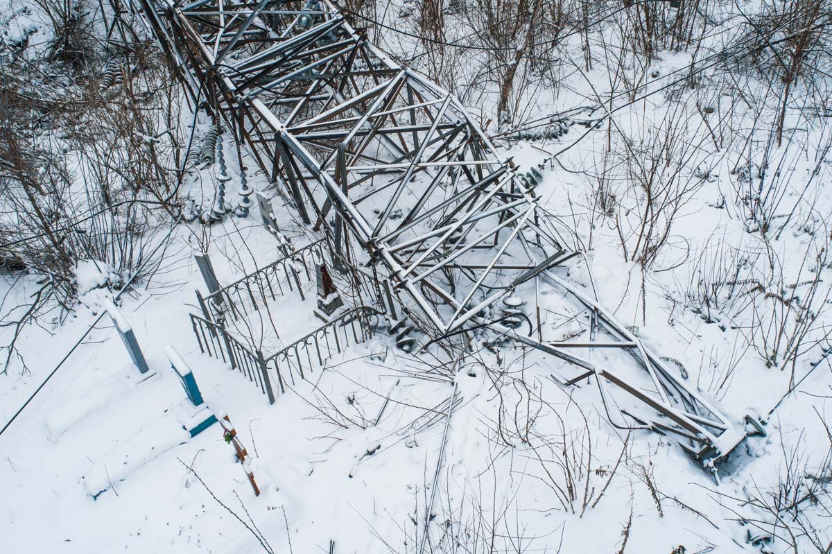 В Днепре высоковольтная опора упала на кладбище и повредила могилы 8