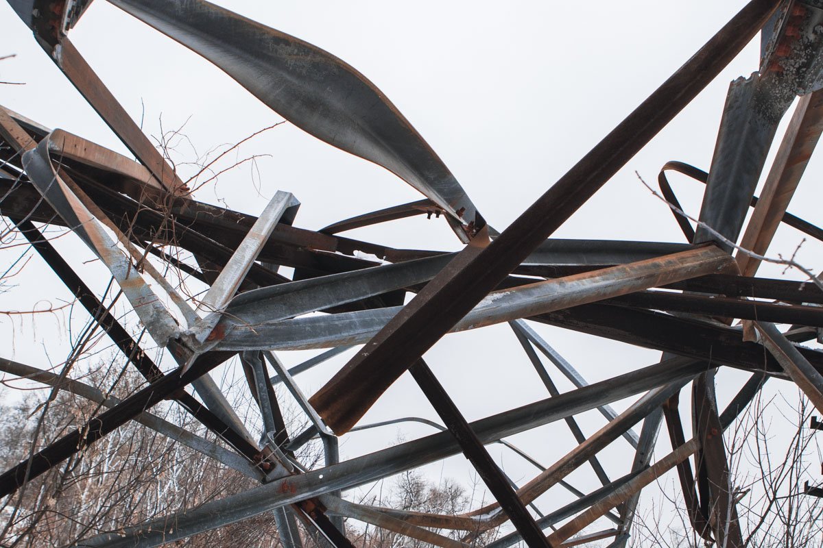 Упавшая электроопора смяла забор возле памятника, а крупные провода повредили надгробные кресты