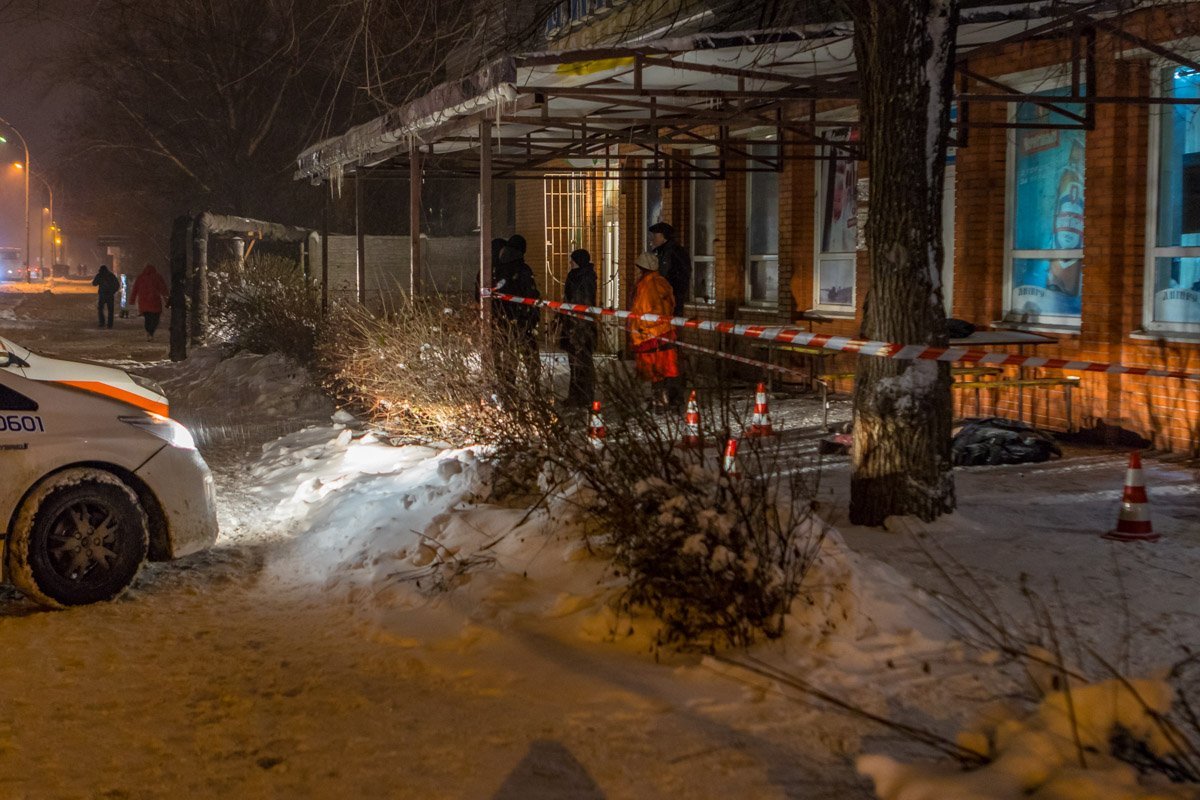 Мужчина лежал под лавочкой у входа в гастроном