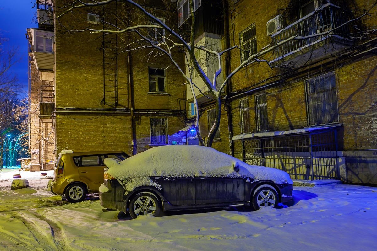 Снег скрыл под собой автомобили