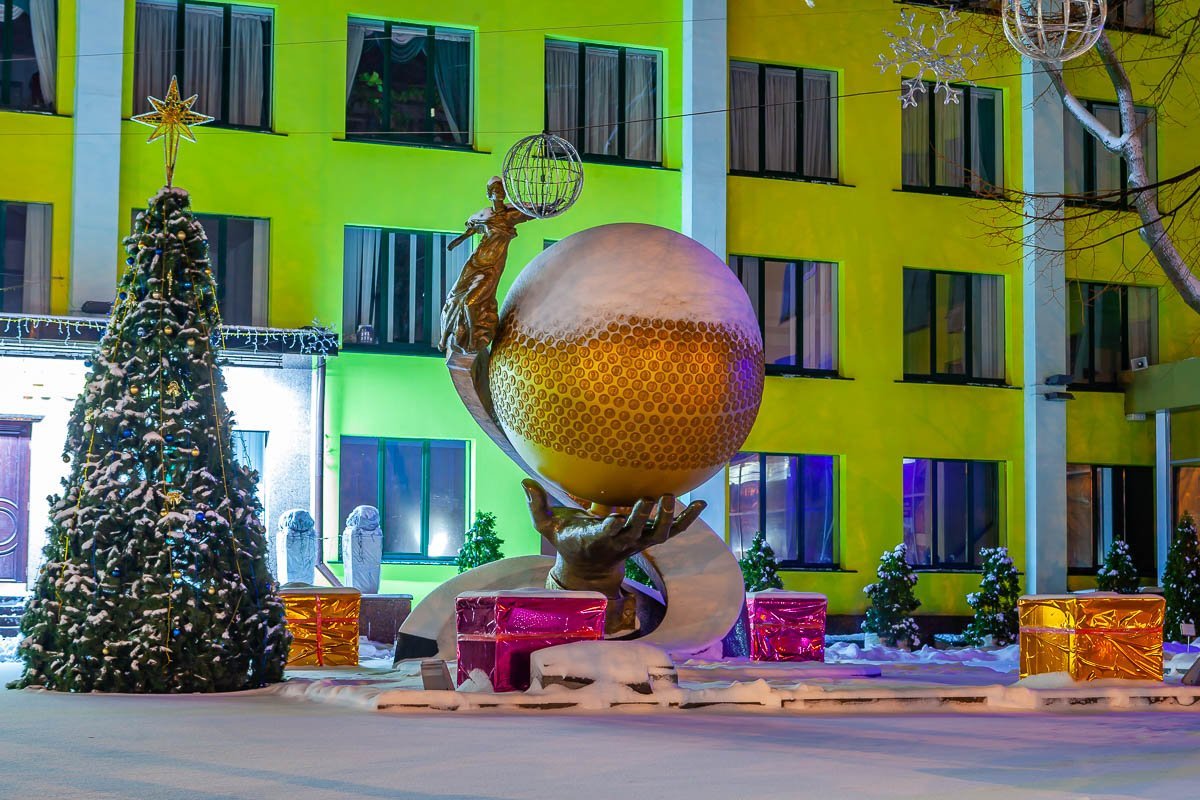 Новогодняя атмосфера теперь вовсю царит в городе