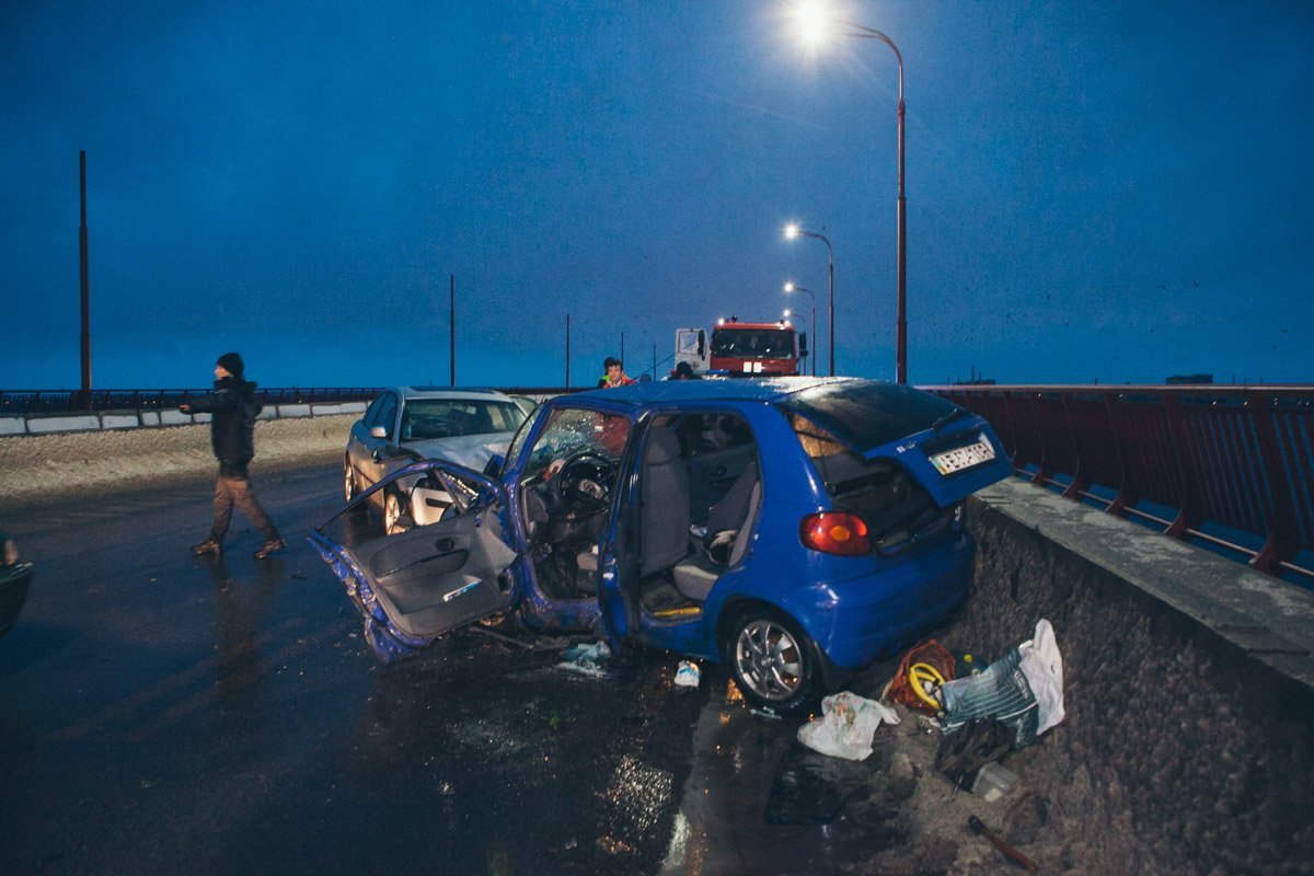 Из автомобиля женщину доставали спасатели Из автомобиля женщину доставали спасатели