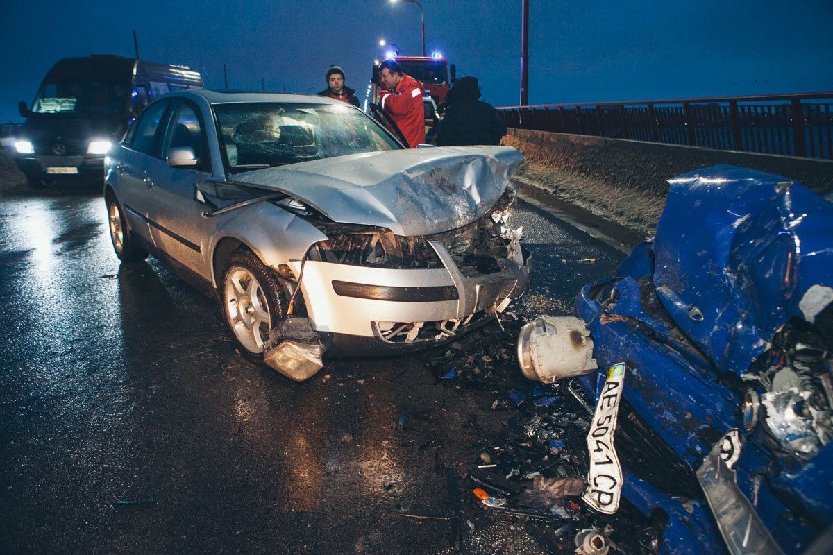 Из-за аварии на заездах на Новый мост образовалась огромная пробка Из-за аварии на заездах на Новый мост образовалась огромная пробка