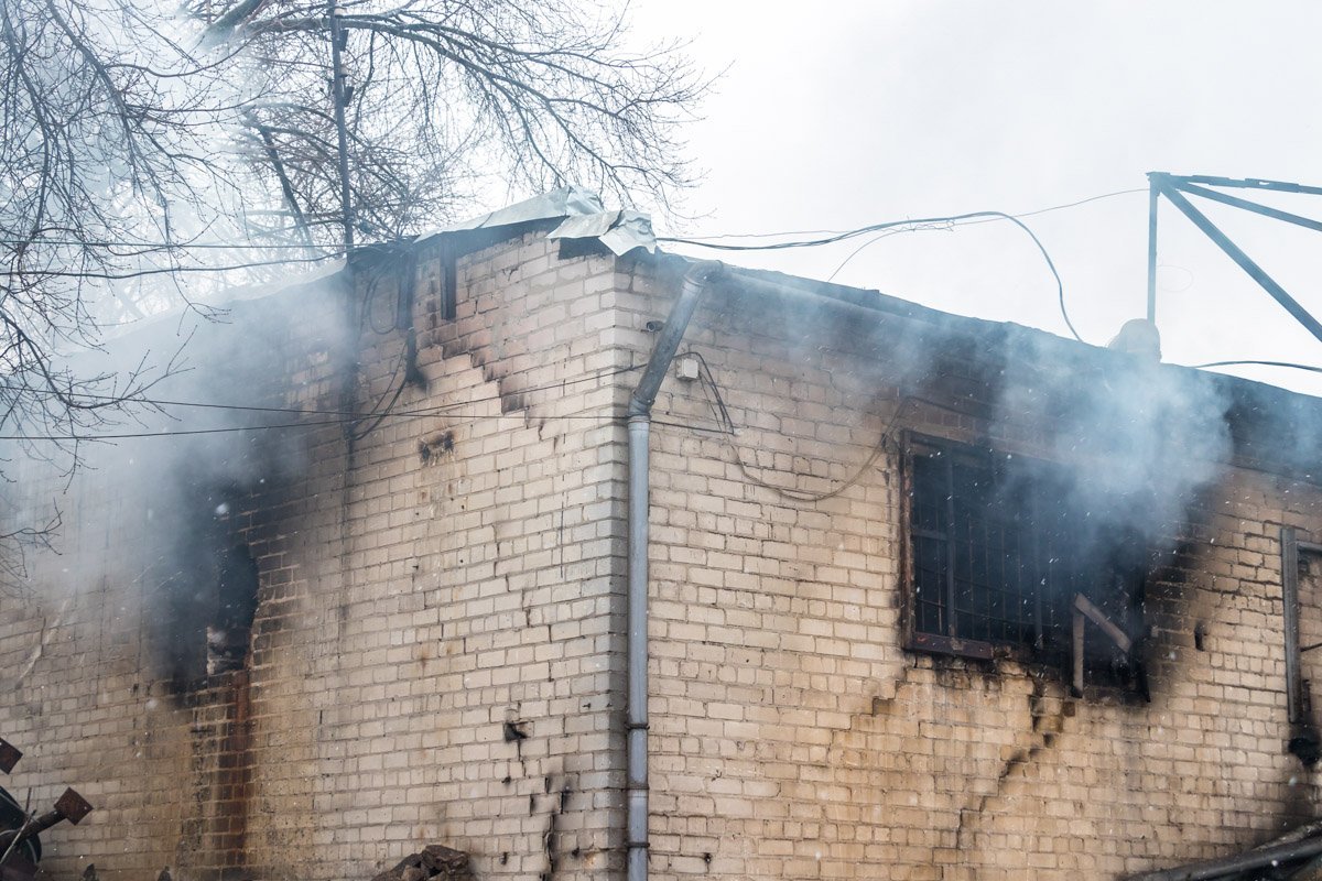 Для того, чтобы полностью потушить пожар, спасателям понадобилось около 12 часов Для того, чтобы полностью потушить пожар, спасателям понадобилось около 12 часов