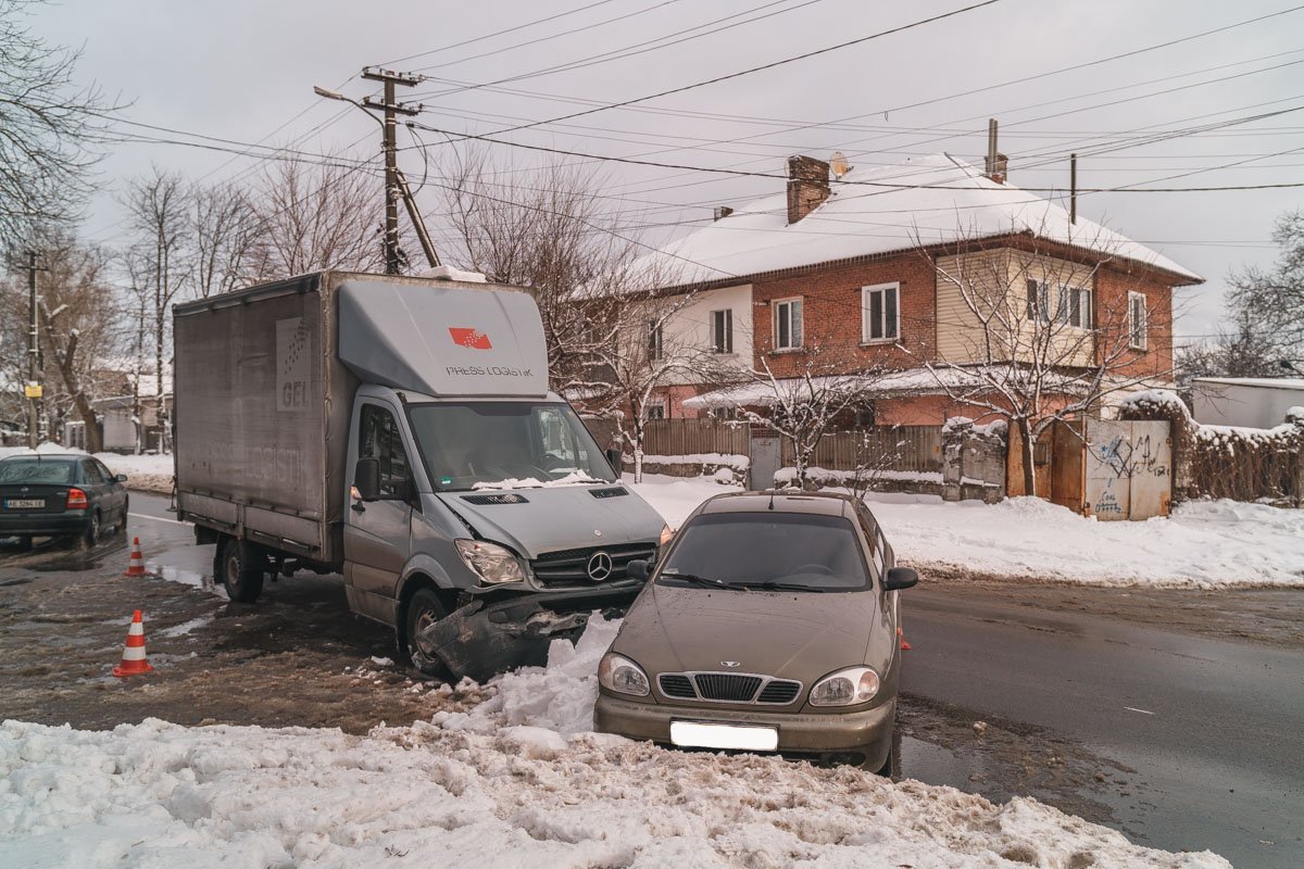 На пересечении Орловской и Авиационной столкнулись Daewoo и грузовой автомобиль