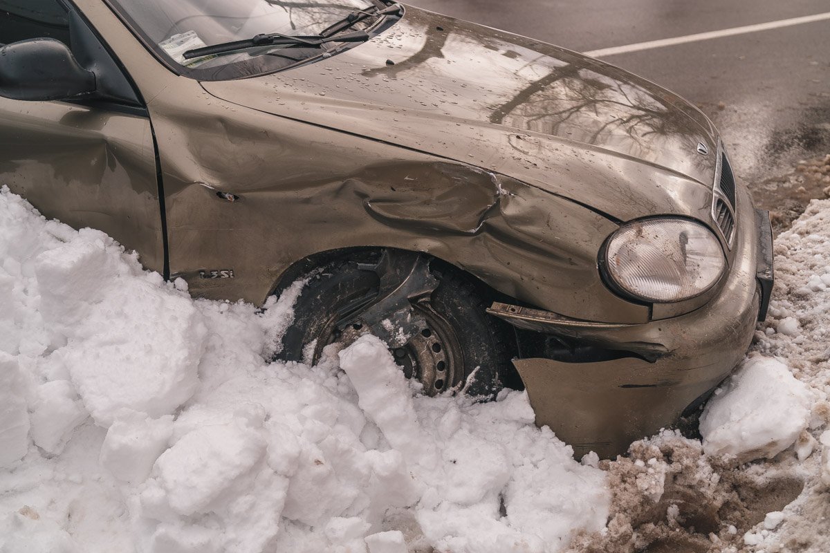 У Daewoo смято правое крыло, поврежден бампер