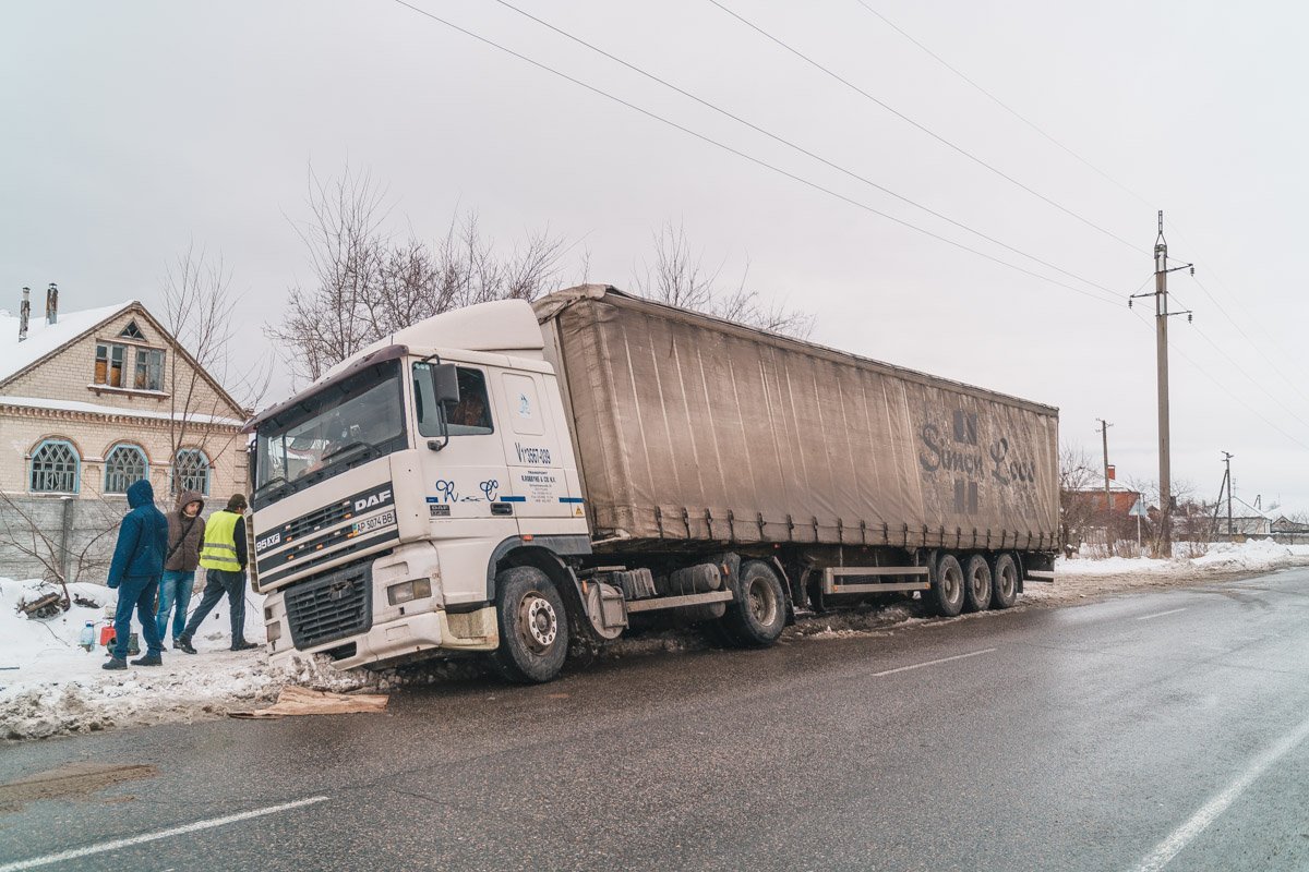 Фура застряла в районе дома № 66