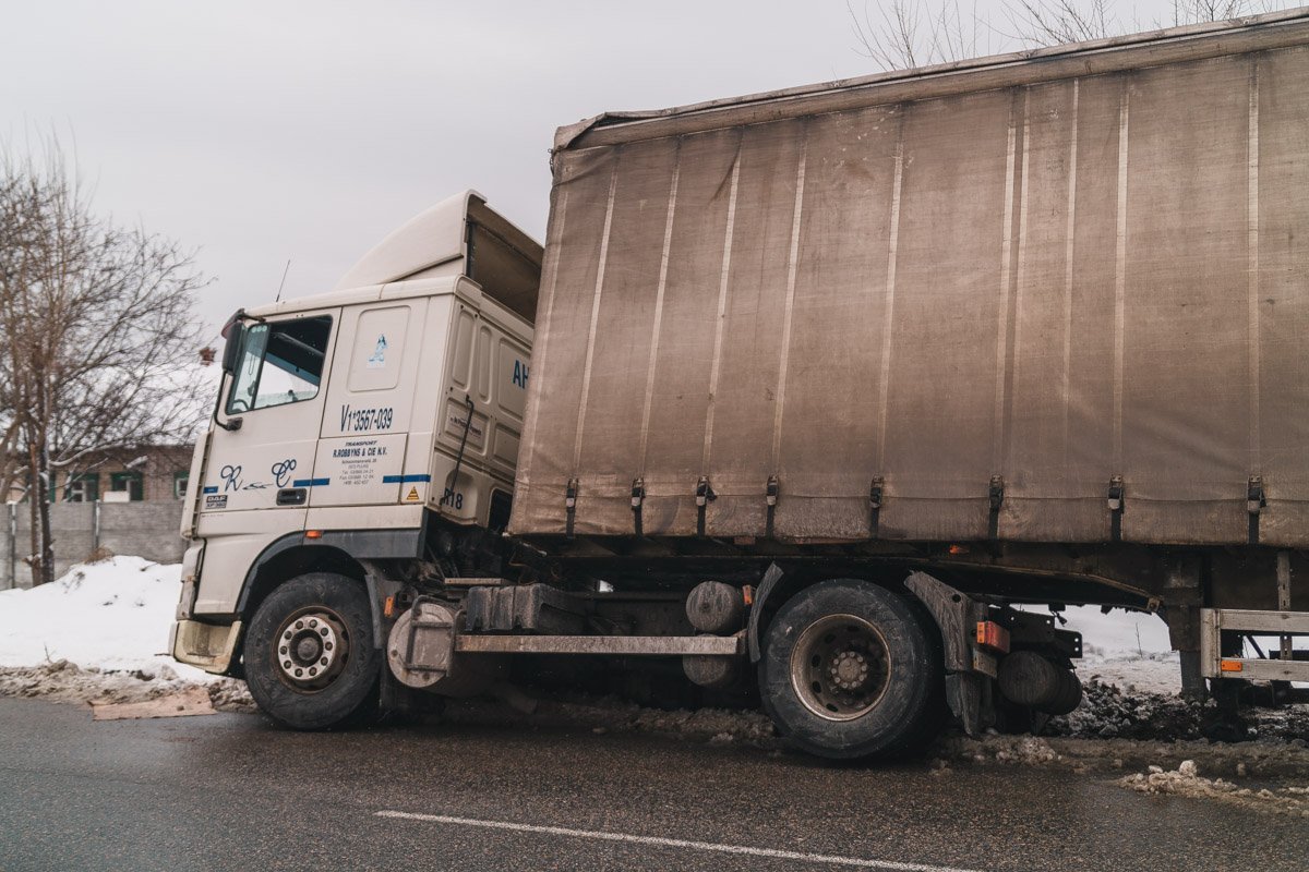 Водитель больше трех часов пытается выпросить помощь у дорожных служб