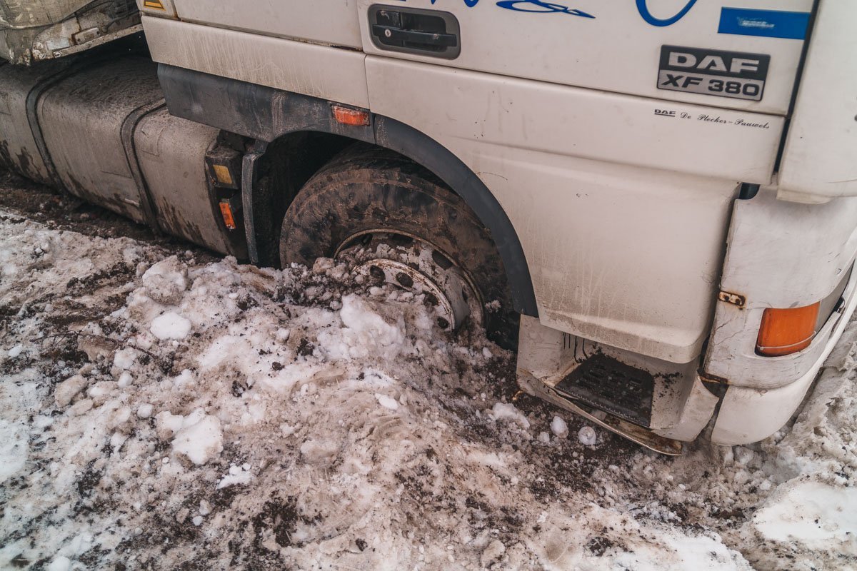Колеса большегруза буквально утонули в земле