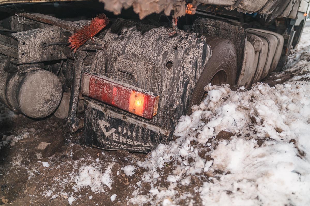 Ни КамАЗ, ни мусоровоз, ни машина ГСЧС не смогла ее вытащить