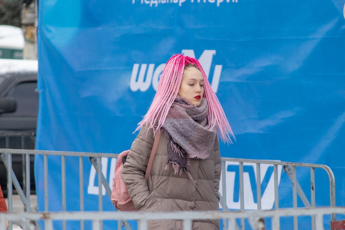 Яркий пример тому, что зимой вовсе не обязательно одеваться во все черное