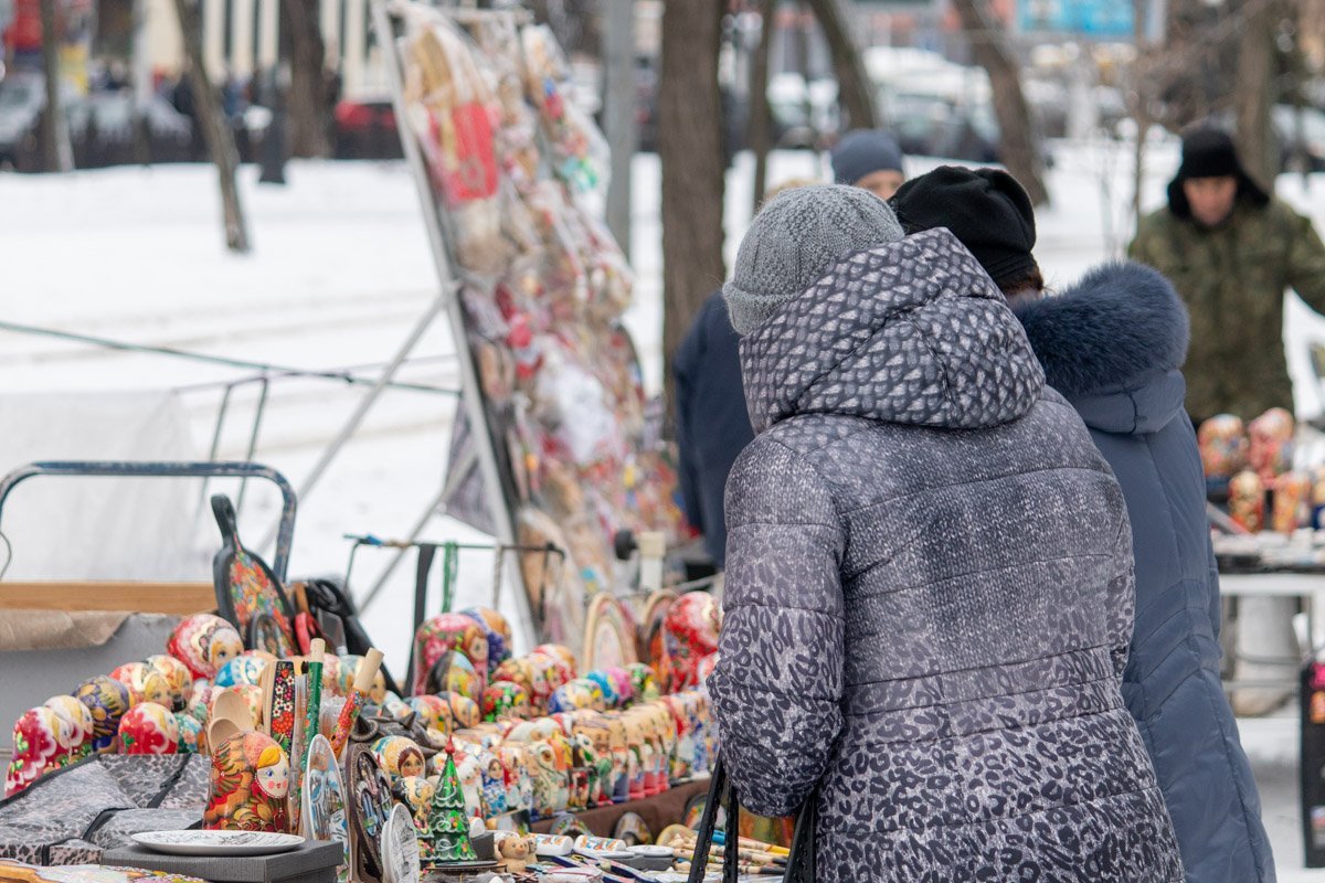 Матрешку или скалку? Скалку или матрешку?