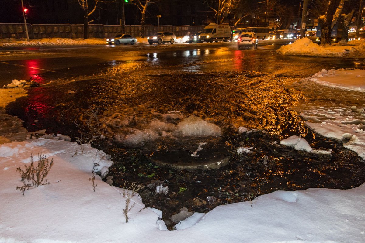 На улице образовалось небольшое озеро На улице образовалось небольшое озеро