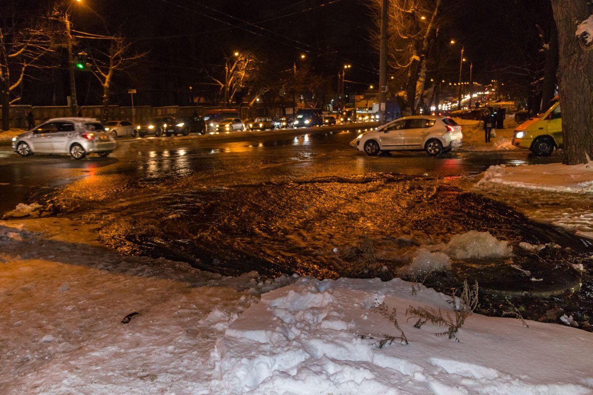 Авария произошла на пересечении проспекта Богдана Хмельницкого и улицы Строителей Авария произошла на пересечении проспекта Богдана Хмельницкого и улицы Строителей