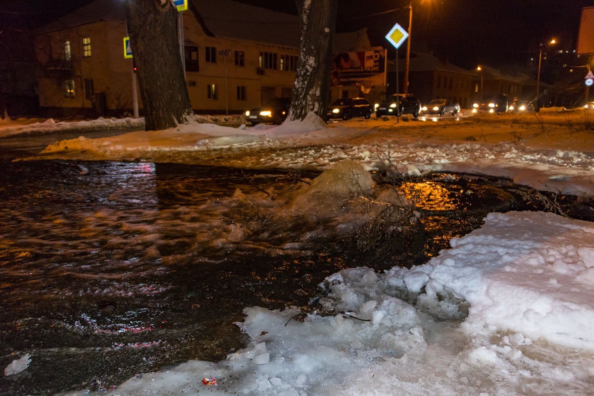 Холодная вода течет из канализации под напором, напоминая миниатюрный фонтан Холодная вода течет из канализации под напором, напоминая миниатюрный фонтан