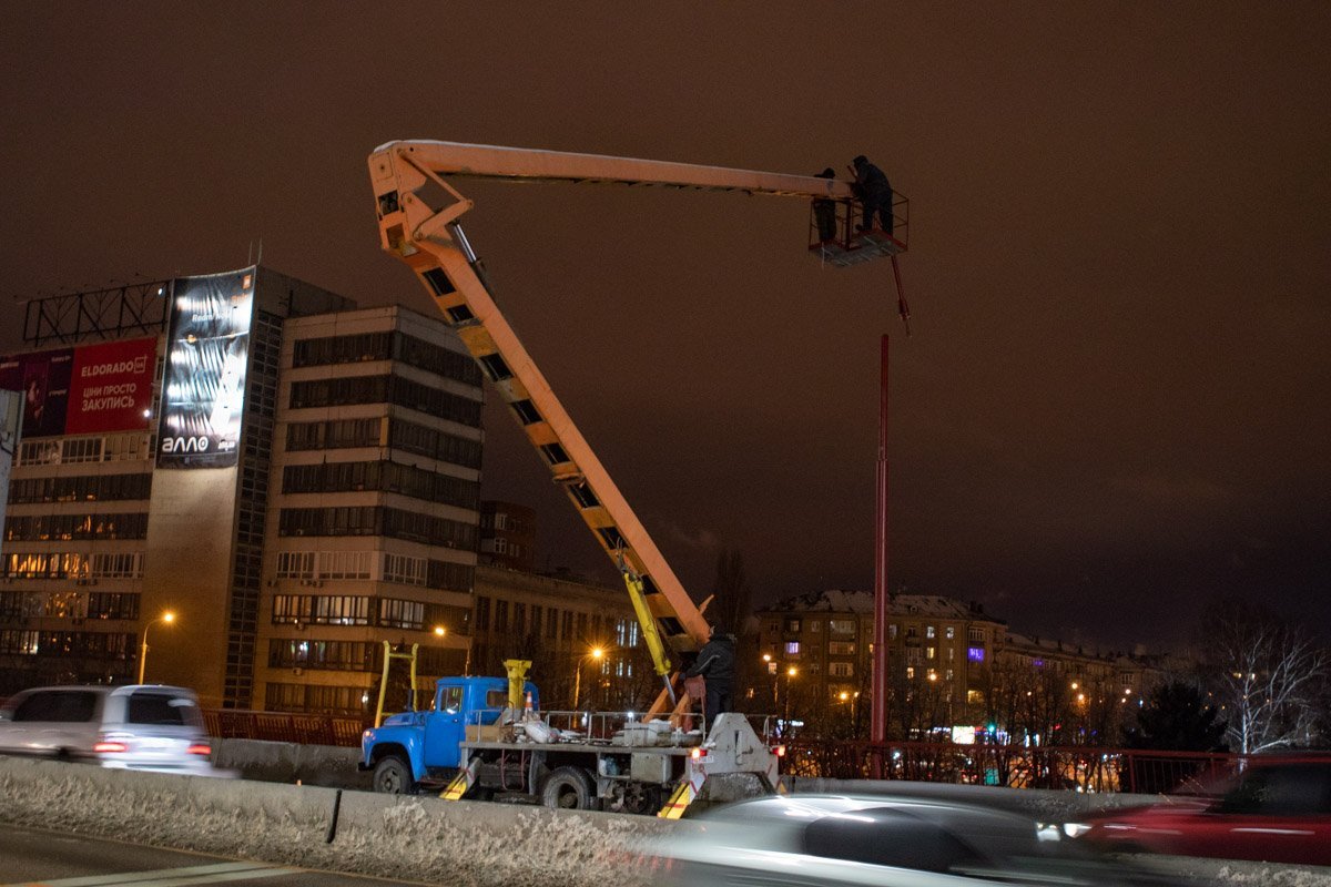 Так коммунальщики впопыхах заканчивали монтаж освещения