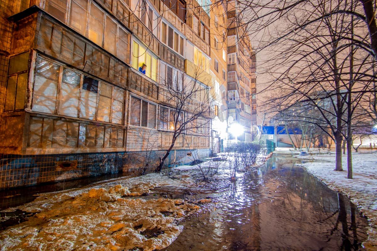 Во дворе дома образовалось озеро Во дворе дома образовалось озеро