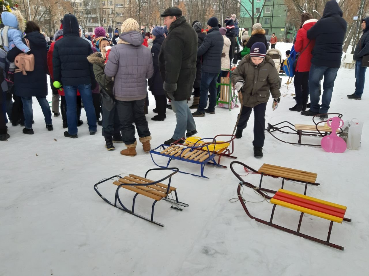 В Днепре жители самостоятельно установили новогоднюю елку у себя в районе 1