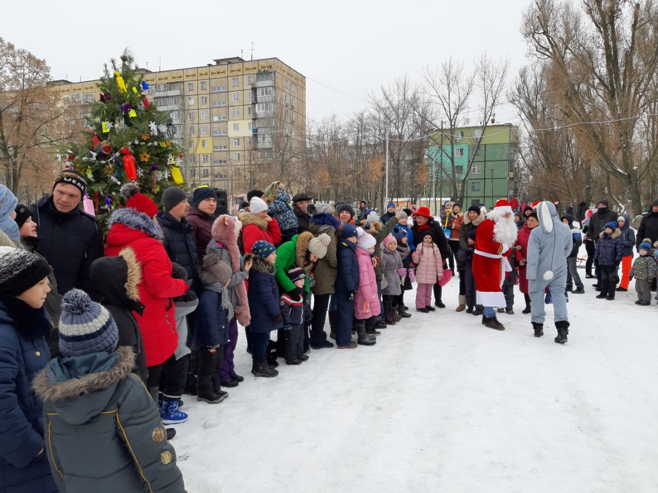 В Днепре жители самостоятельно установили новогоднюю елку у себя в районе 2