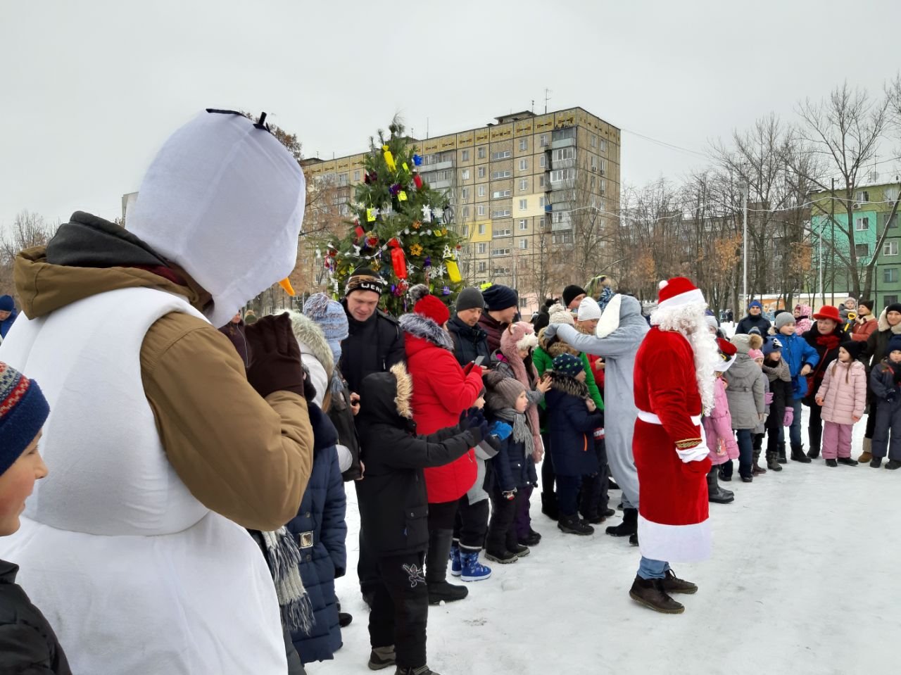 В Днепре жители самостоятельно установили новогоднюю елку у себя в районе 3